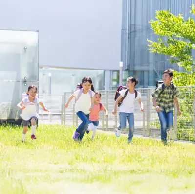 トップスライダー:こどもが走っている画像