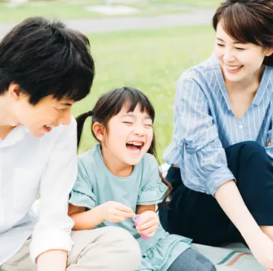 トップスライダー:親子が公園で笑っている画像
