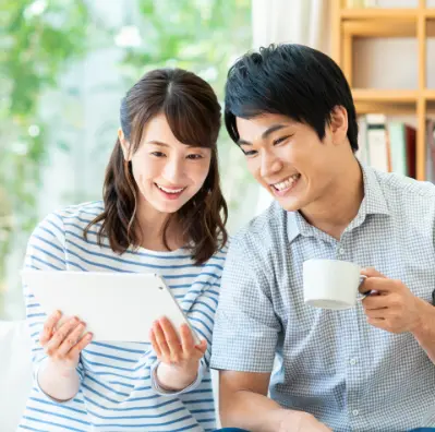 トップスライダー:若い夫婦が部屋で笑っている画像