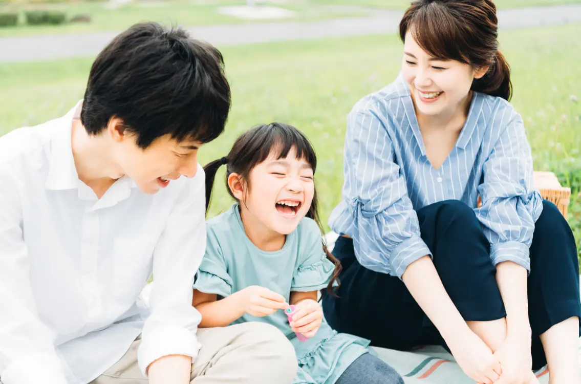 トップスライダー:親子が公園で笑っている画像