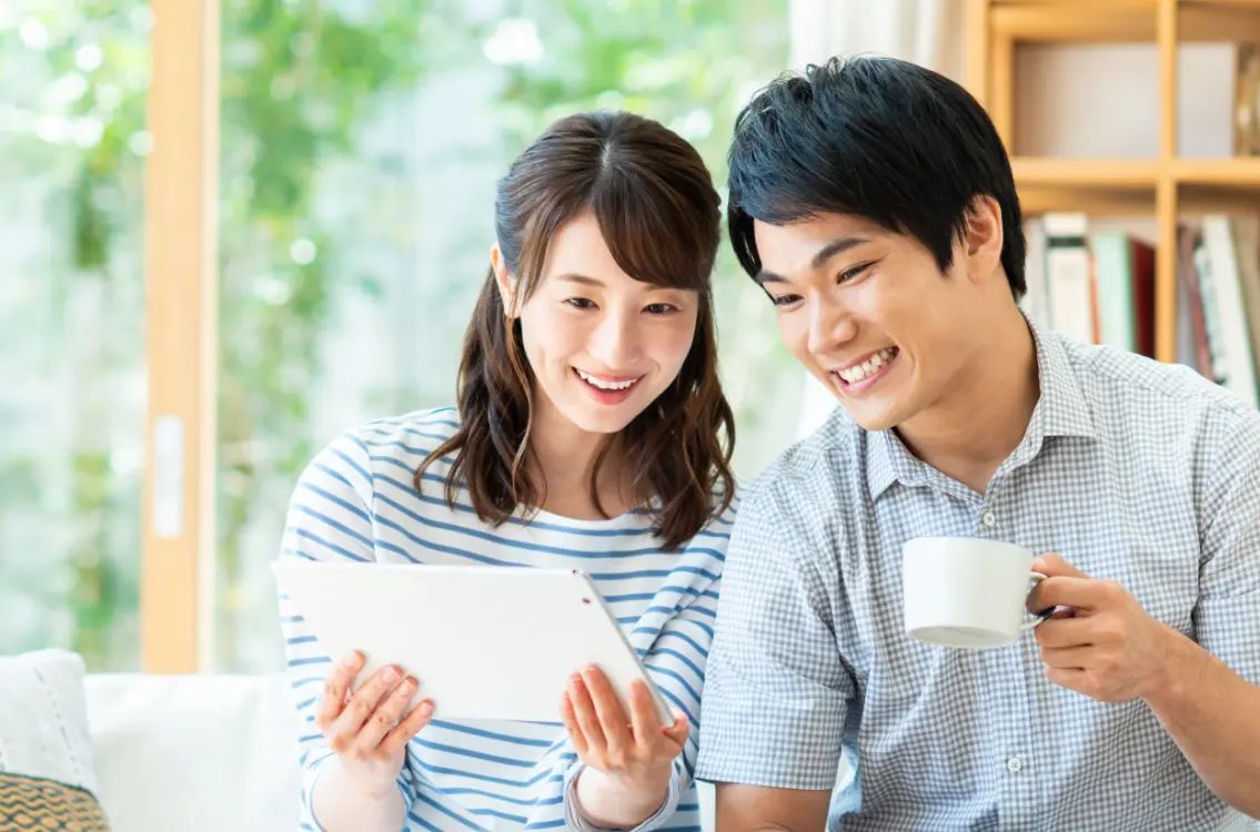 トップスライダー:若い夫婦が部屋で笑っている画像
